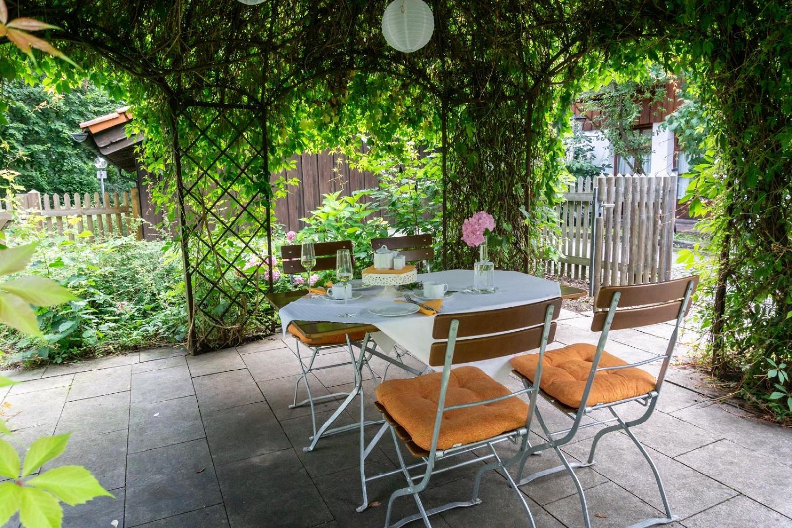 Hotel Schrenkhof Unterhaching Bagian luar foto