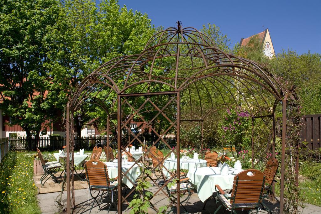 Hotel Schrenkhof Unterhaching Bagian luar foto